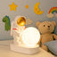 Lampă LED Astronaut cu Luna – Veioza ambientala pentru copii si decor modern