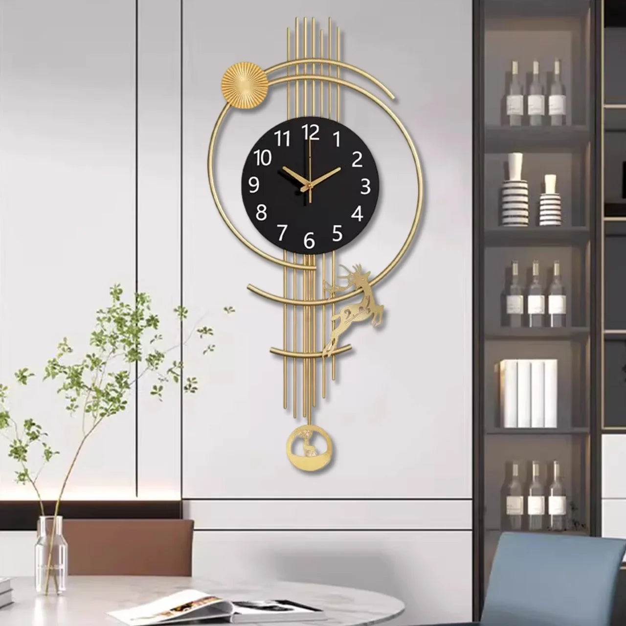 Ceas elegant de perete, cu design modern si elemente nautice, mecanism silentios si finisaj metalic elegant