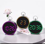 Ceas desteptator digital LED 4, 4" cu afisaj color, comanda vocala si alarme personalizabile - trezeste ecranul