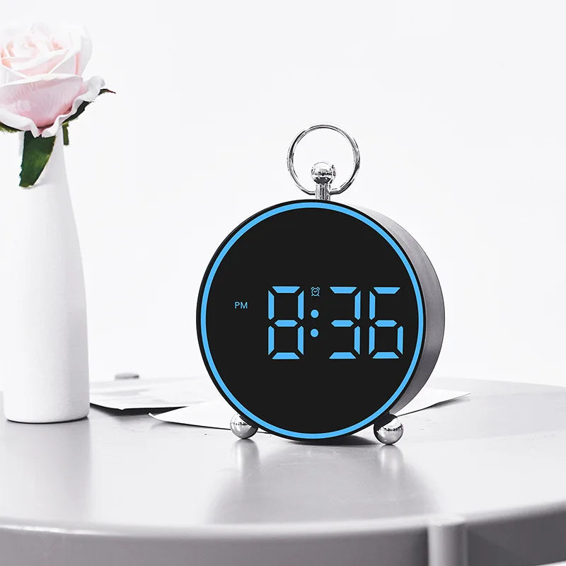 Ceas desteptator digital LED 4, 4" cu afisaj color, comanda vocala si alarme personalizabile - trezeste ecranul