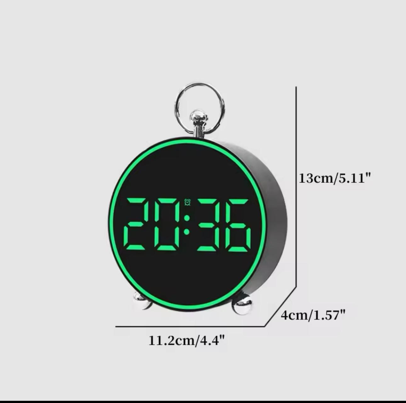 Ceas desteptator digital LED 4, 4" cu afisaj color, comanda vocala si alarme personalizabile - trezeste ecranul