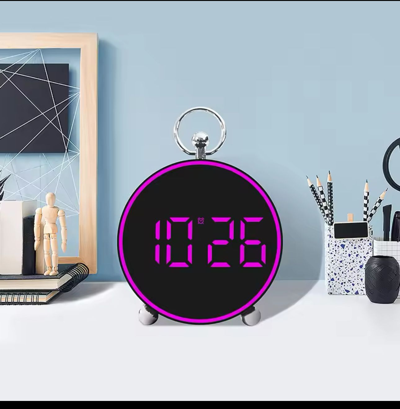 Ceas desteptator digital LED 4, 4" cu afisaj color, comanda vocala si alarme personalizabile - trezeste ecranul